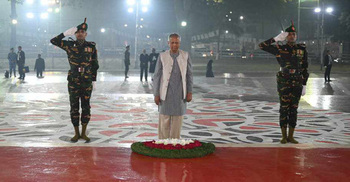 Floral tributes at Ekushey first hour