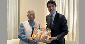 Yunus hands over ‘The Art of Triumph’ to Trudeau