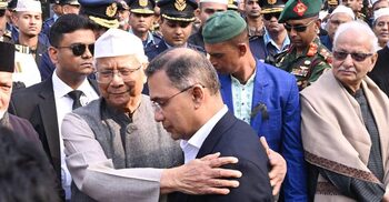 তারেক রহমানকে জড়িয়ে ধরে সান্ত্বনা দিলেন প্রধান উপদেষ্টা