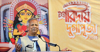 Yunus exchanges greetings with devotees at Dhakeshwari Temple