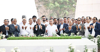 জিয়াউর রহমান ও খালেদা জিয়ার সমাধিতে প্রধানমন্ত্রীর শ্রদ্ধা