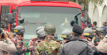 লাল-সবুজ বাসে গণসংবর্ধনা মঞ্চের পথে তারেক রহমান