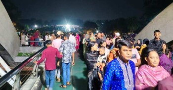 জিয়াউর রহমান-খালেদা জিয়ার কবরে মানুষের ঢল