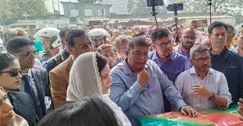 ভাষানটেকে আগুনে ক্ষতিগ্রস্তদের পাশে ডা. জুবাইদা রহমান