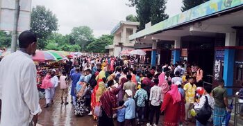 পূজার ছুটিতে মিরপুর চিড়িয়াখানায় দর্শনার্থীদের ভিড়