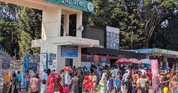 ছুটির দিনে চিড়িয়াখানায় দর্শনার্থীদের উপচেপড়া ভিড়