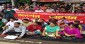 প্রেসক্লাবে প্রতীকী অনশনে শ্রমিক নেতাকর্মীরা