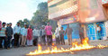 বগুড়ায় সড়ক অবরোধ করে রাস্তায় আগুন