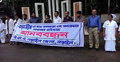 ডা. মীমকে বরখাস্তের প্রতিবাদে নড়াইলে মানববন্ধন