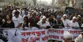 কাফনের কাপড় পরে রাস্তায় চলচ্চিত্র শিল্পীরা