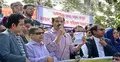 দুই নেত্রীকে ব্যবসায়ীদের স্মারকলিপি