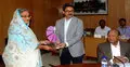 প্রধানমন্ত্রীকে ডব্লিউআইপি পদক হস্তান্তর 