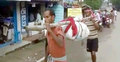 উড়িষ্যায় এবার বাঁশে ঝুলিয়ে লাশ বহন (ভিডিও)