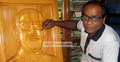 কাঠের ওপর বঙ্গবন্ধুর দৃষ্টিনন্দন ভাস্কর্য