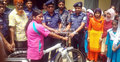 এতিম স্কুলছাত্রীকে বাইসাইকেল দিলেন পুলিশ সুপার