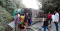 পাহাড়ে যাত্রীবাহি বাস উল্টে শিশুসহ আহত ১৭