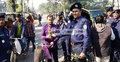 পথচারীদের ফুল দিয়ে পুলিশের বর্ষবরণ