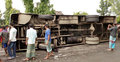 উল্টে গেলো যাত্রীবাহী বাস