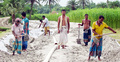 যুবকদের স্বেচ্ছাশ্রমে হচ্ছে সড়ক নির্মাণ