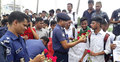 আন্দোলনরত শিক্ষার্থীদের ফুল দিলেন ওসি