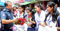 শিক্ষার্থীদের ফুল দিয়ে আন্দোলনে একাত্মতা পুলিশের