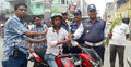 হেলমেট পরলেই ফুল দিচ্ছে পুলিশ