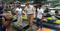 নৌকায় চড়ে ভাসমান পেয়ারা হাট ঘুরলেন মার্কিন রাষ্ট্রদূত