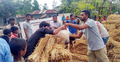 বন্যাদুর্গত প্রাণিদের জন্য ত্রাণ নিয়ে গেলেন তারা