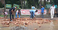 রাস্তা সংস্কার করলেন ছাত্রলীগ নেতারা