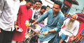 অসহায় রিকশাচালকের পাশে ছাত্রলীগ