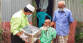 ঈদ উপহার নিয়ে মুক্তিযোদ্ধাদের বাড়ি বাড়ি ভাইস চেয়ারম্যান