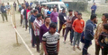 সাংবাদিকের প্রশ্নে ভোটারের লাইন থেকে কয়েকজন যুবক-কিশোরের দৌড়