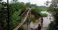 সেতুতে উঠতে বাঁশের সাঁকো