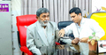 রঙিন চেয়ারে বসিয়ে মুক্তিযোদ্ধাদের চিকিৎসা দেন ডাক্তার সায়েমুল