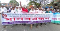 বকেয়া পাওনার দাবিতে মাথায় কাফনের কাপড় বেঁধে বিক্ষোভ