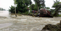 ঘূর্ণিঝড় আম্ফান : সাতক্ষীরায় বেড়িবাঁধ ভেঙে প্লাবিত হচ্ছে জনপদ