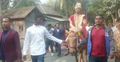 ঘোড়ায় চড়ে বিয়ে করতে এলেন বর