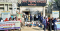 রাস্তায় শুয়ে স্কুলে ভর্তির দাবি জানালো শিক্ষার্থীরা