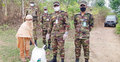 পাহাড়ে কর্মহীনদের বাড়িতে ইফতার পৌঁছে দিচ্ছে সেনাবাহিনী