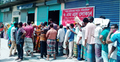 গাদাগাদি করে দাঁড়িয়ে ১০ টাকার চাল কিনছেন ক্রেতারা