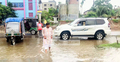জলাবদ্ধতা নিরসনে মেয়র নিজেই নেমেছেন পানিতে