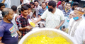 প্লাবিত এলাকায় খিচুড়ি বিতরণ করলেন পৌর মেয়র