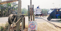 রেলক্রসিংয়ে বাঁশের বেরিয়ার, আতঙ্কে চলাচল