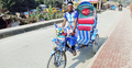 প্রিয় দলের পতাকায় রিকশা রাঙালেন চালক