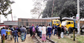 রেল ক্রসিংয়ের ওপর খুঁটিবোঝাই ট্রাক বিকল