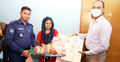 কন্যাশিশু ভূমিষ্ঠের খবরে নানা উপহার নিয়ে দরজায় পুলিশ