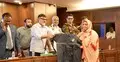 পরিচ্ছন্নতাকর্মীদের মাঝে আড়াই হাজার রেইনকোট বিতরণ