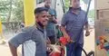 তেল নিতে মোটরসাইকেলের ট্যাংক নিয়ে পাম্পে চালক