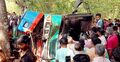 গাছে ধাক্কা লেগে উল্টে গেলো যাত্রীবাহী বাস