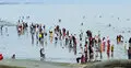 পর্যটকদের ঢল বাঁশবাড়িয়া সমুদ্র সৈকতে